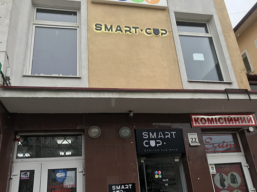 Логотип SMART CUP у вигляді світлових букв з контражурною підсвіткою