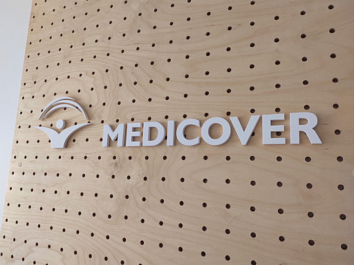 Логотип компанії MEDICOVER в кабінеті.