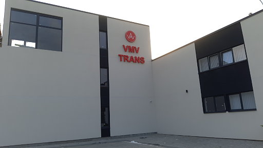 Світлові об'ємні букви з логотипом 'VMV TRANS'.